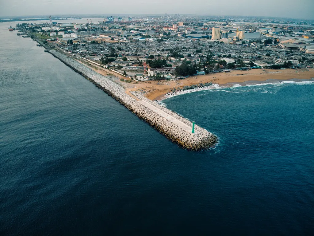 Vue aérienne du littoral et des quartiers d'Abidjan