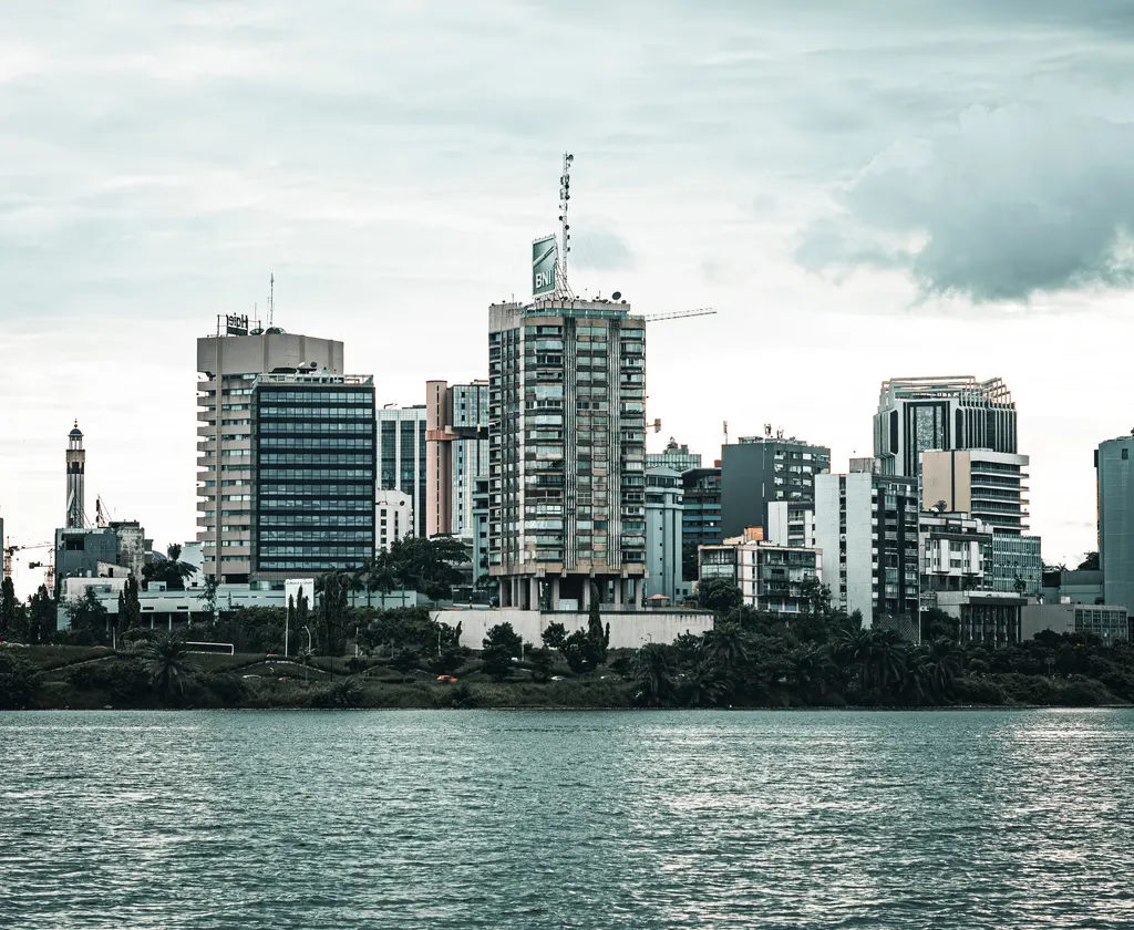 Tours du Plateau, à Abidjan, vues depuis la lagune Ébrié