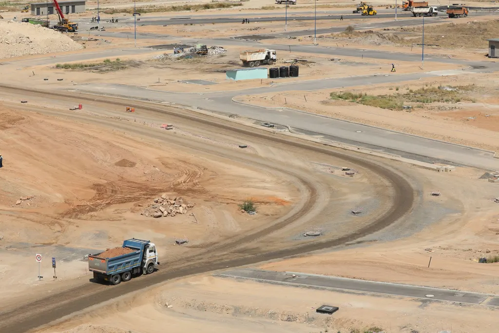 Vue aérienne d'un grand chantier de terrassement avec camions-bennes