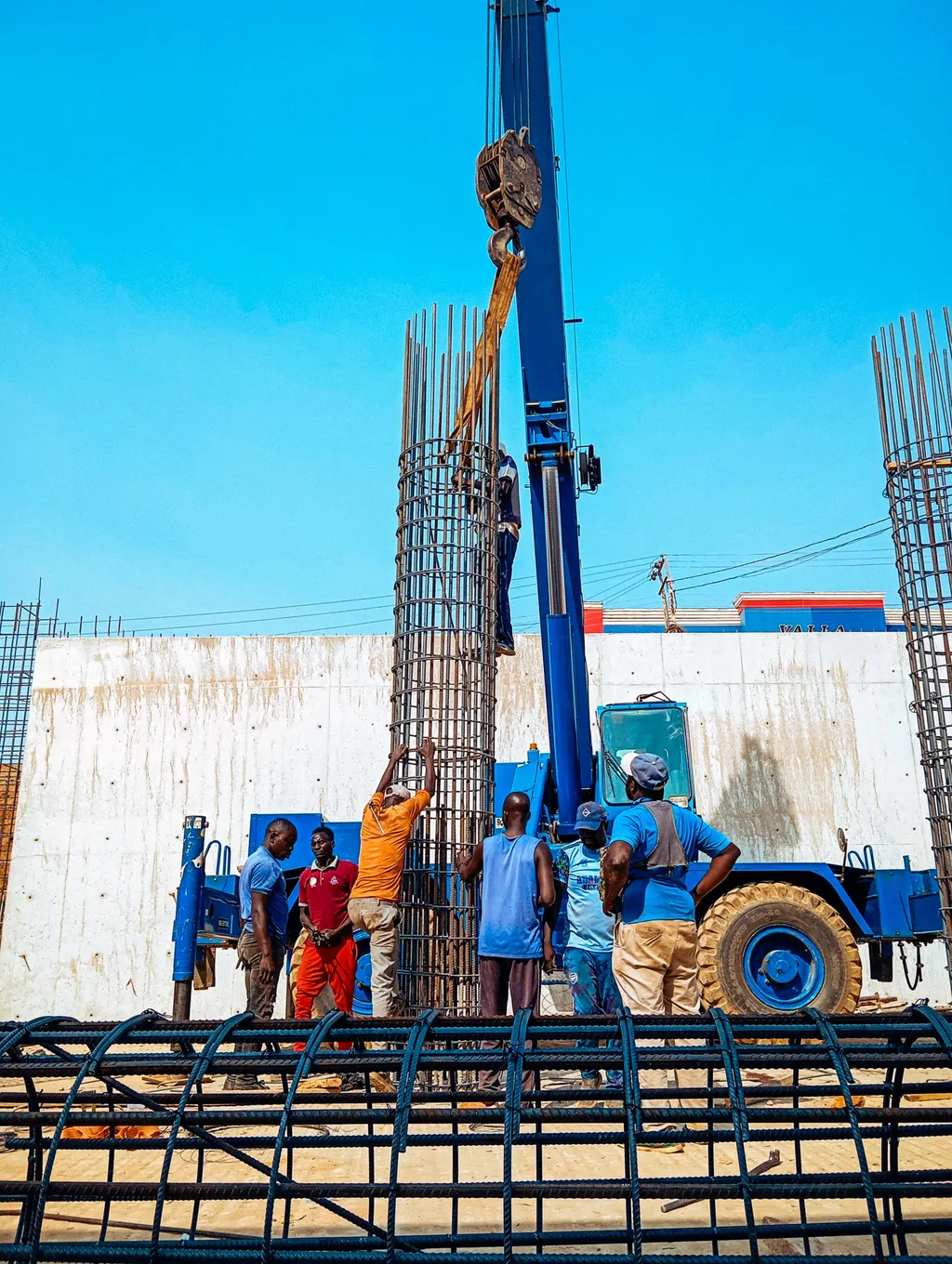 Ouvriers installant des armatures métalliques sur un chantier