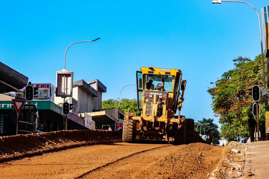 Niveleuse sur un chantier de terrassement routier