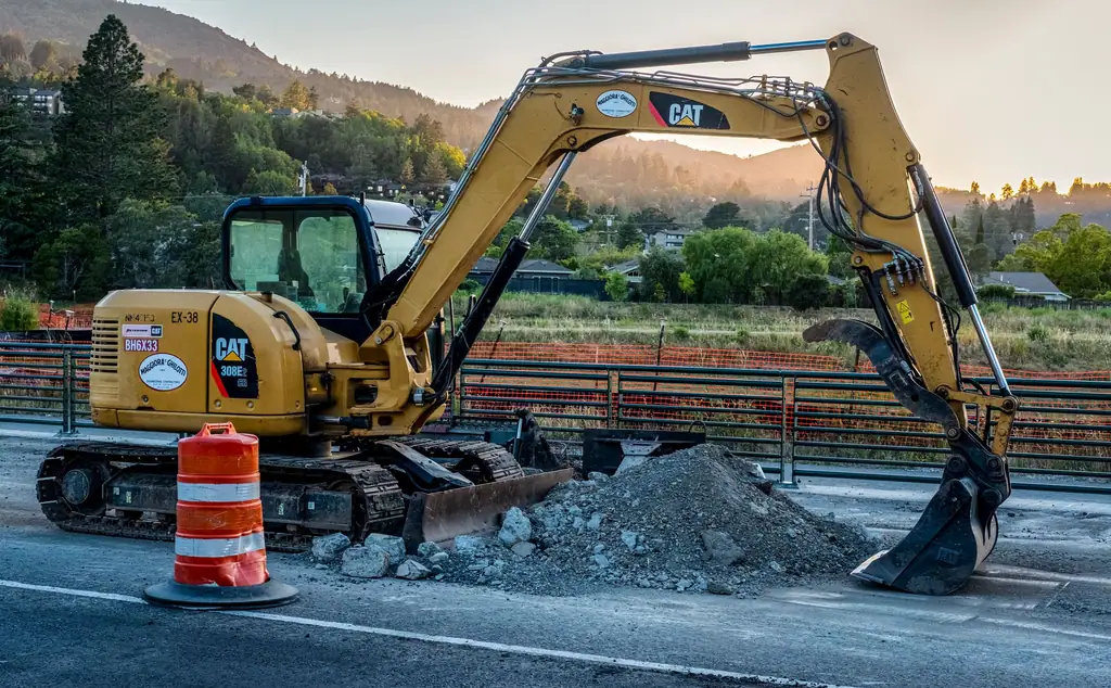 Pelle mécanique sur un chantier de construction routière