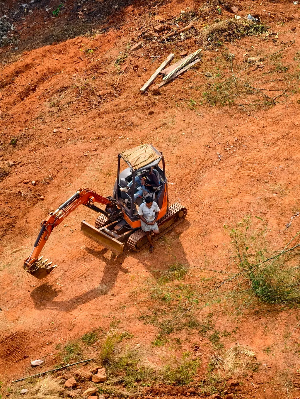 Pelle hydraulique réalisant des travaux de terrassement sur sol latéritique