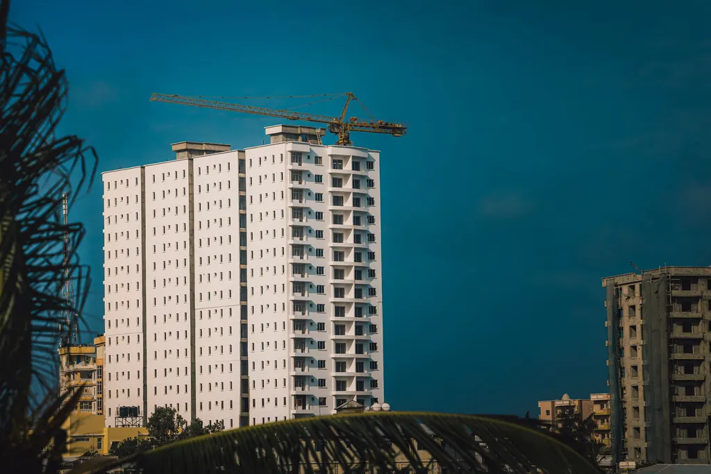 Immeuble résidentiel en construction avec une grue à tour