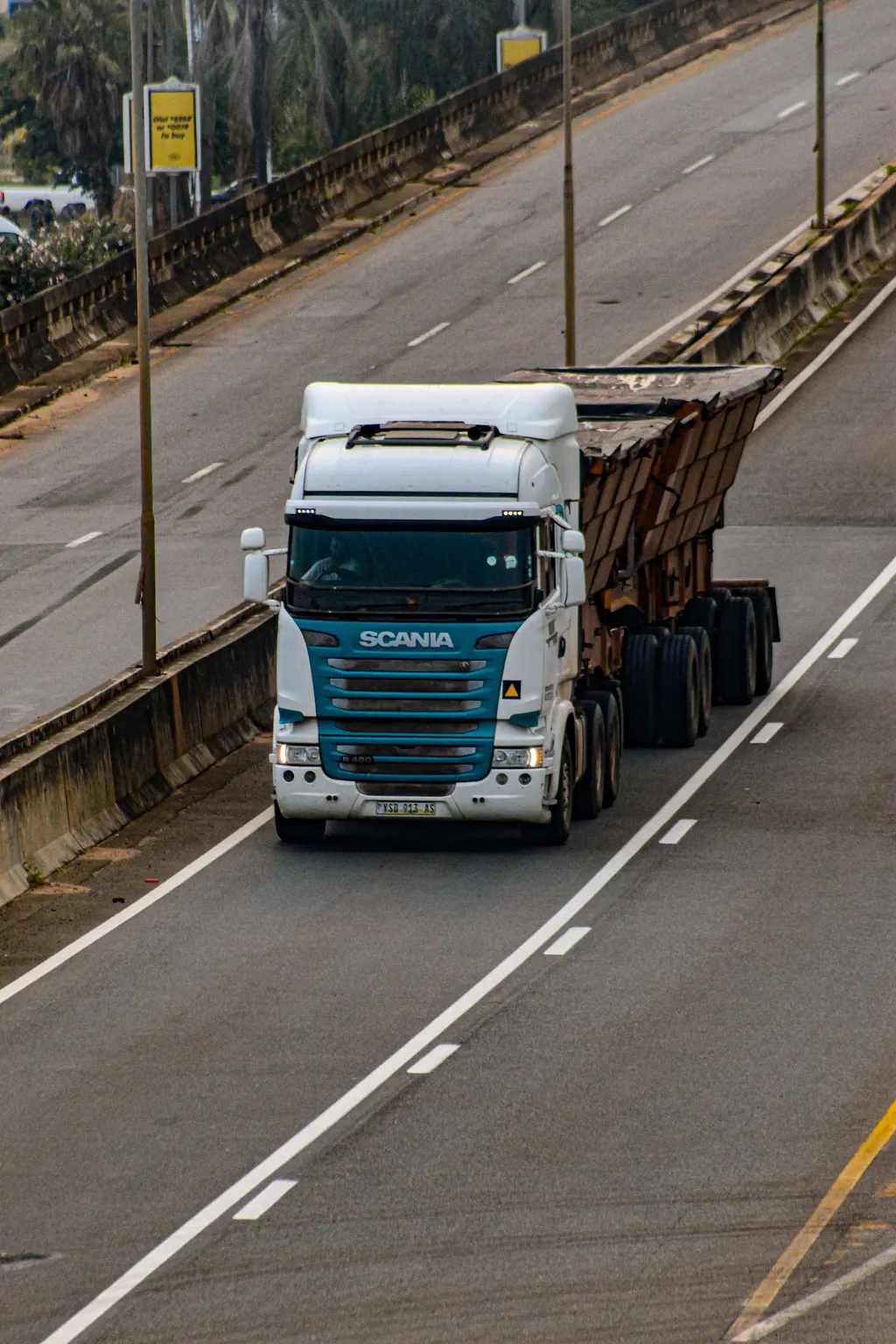 Camion de transport de marchandises sur une route à deux voies