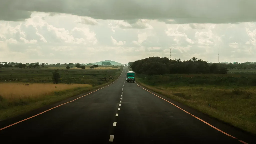 Camion circulant sur une longue route goudronnée